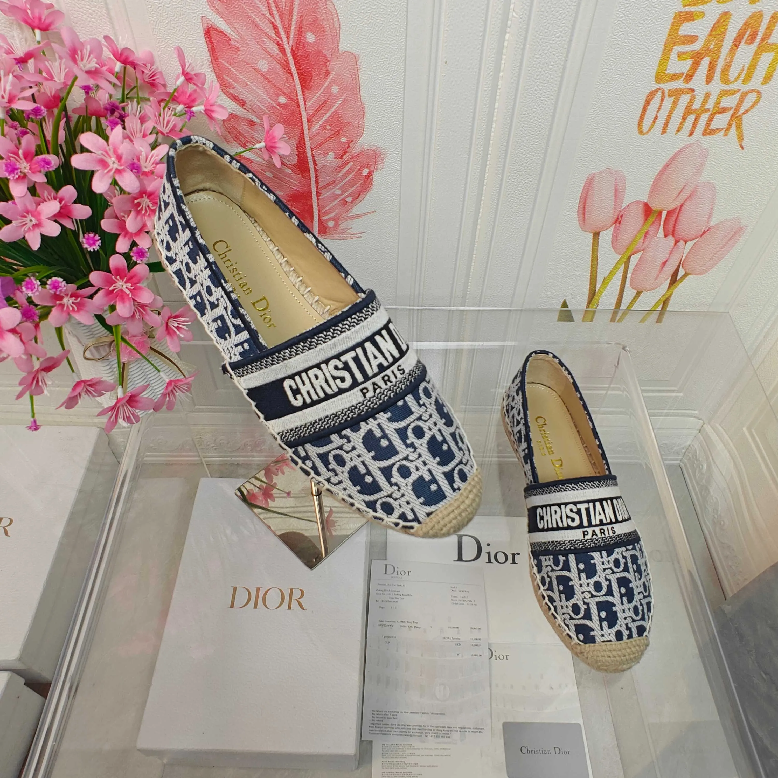 👟👟Ex-factory price 440👟👟 Top quality Dior Granville espadrille embroidery Upper: embroidered with "CHRISTIANDIOR" Craftsmanship: Purely hand-sewn hemp rope outsole Lining: Imported soft and breathable sheep lining with padded feet Code number: 35-40 (customized at 34.41.42) Outsole: Exclusive molded rubber outsole decorated with lucky star symbol